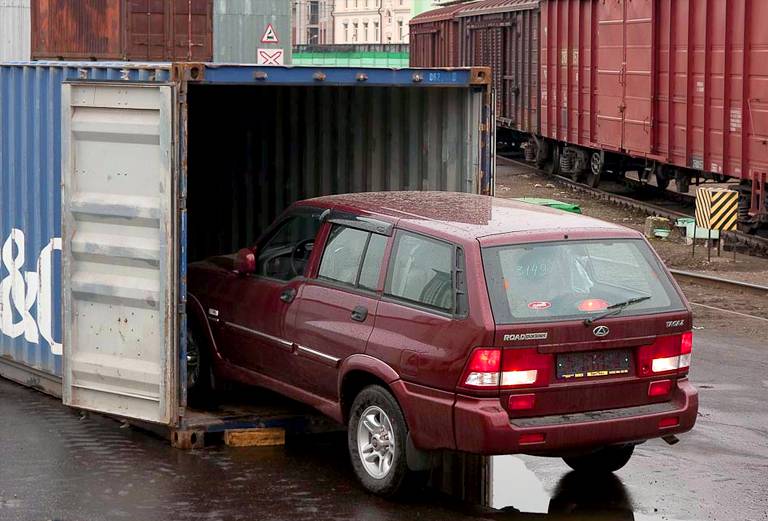 Сколько стоит перевезти жд сеткой легковую машину  из Воронежа в Кишинева